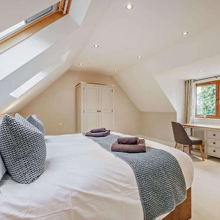 Beautiful 4-5 Bedroom Village House With Rural Views Salford  Exterior photo