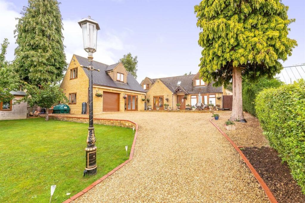 Beautiful 4-5 Bedroom Village House With Rural Views Salford  Exterior photo