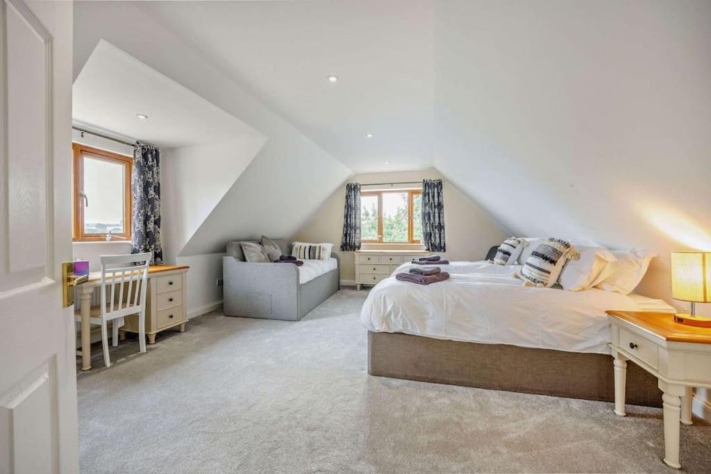 Beautiful 4-5 Bedroom Village House With Rural Views Salford  Exterior photo
