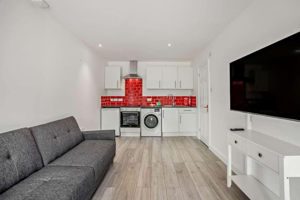 Beautiful 4-5 Bedroom Village House With Rural Views Salford  Exterior photo