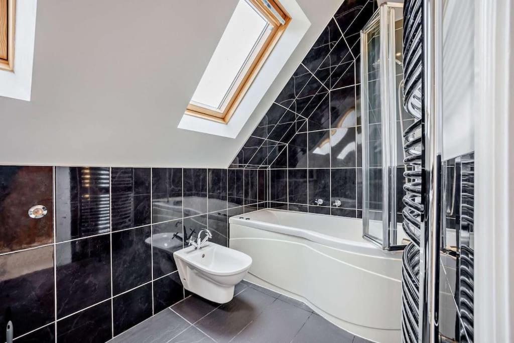 Beautiful 4-5 Bedroom Village House With Rural Views Salford  Exterior photo