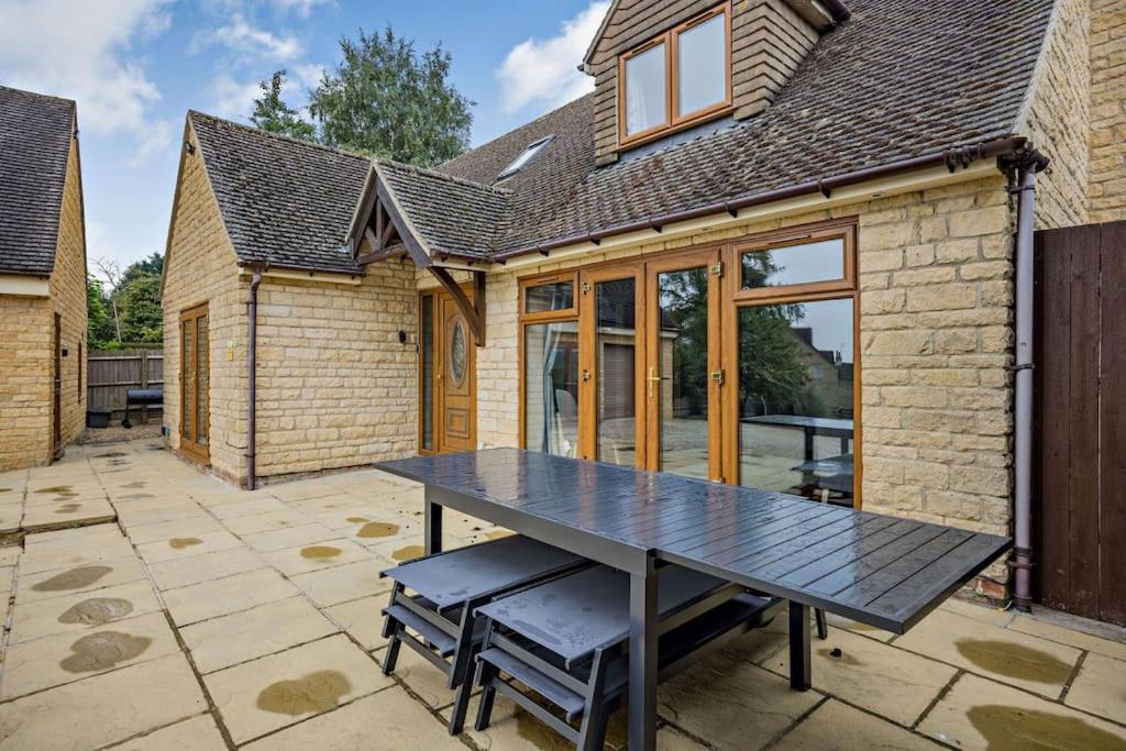 Beautiful 4-5 Bedroom Village House With Rural Views Salford  Exterior photo