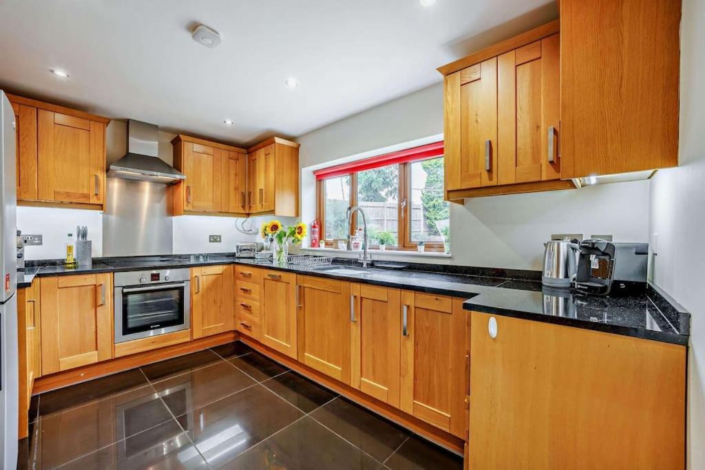 Beautiful 4-5 Bedroom Village House With Rural Views Salford  Exterior photo