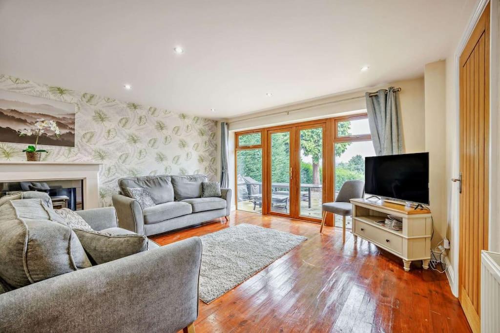 Beautiful 4-5 Bedroom Village House With Rural Views Salford  Exterior photo