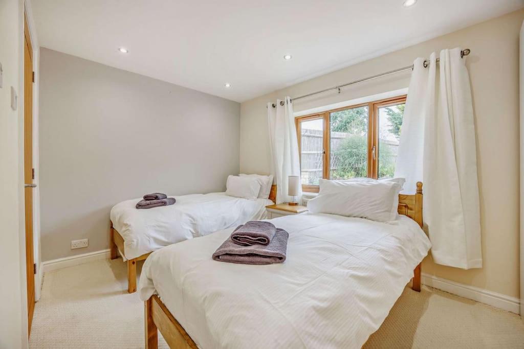 Beautiful 4-5 Bedroom Village House With Rural Views Salford  Exterior photo