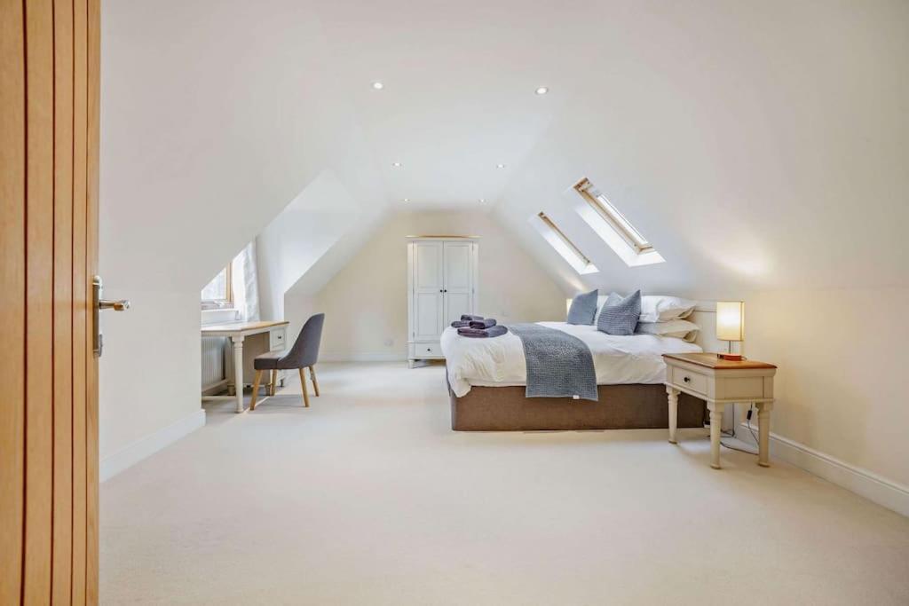 Beautiful 4-5 Bedroom Village House With Rural Views Salford  Exterior photo