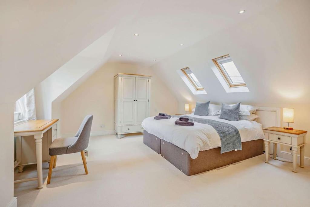 Beautiful 4-5 Bedroom Village House With Rural Views Salford  Exterior photo