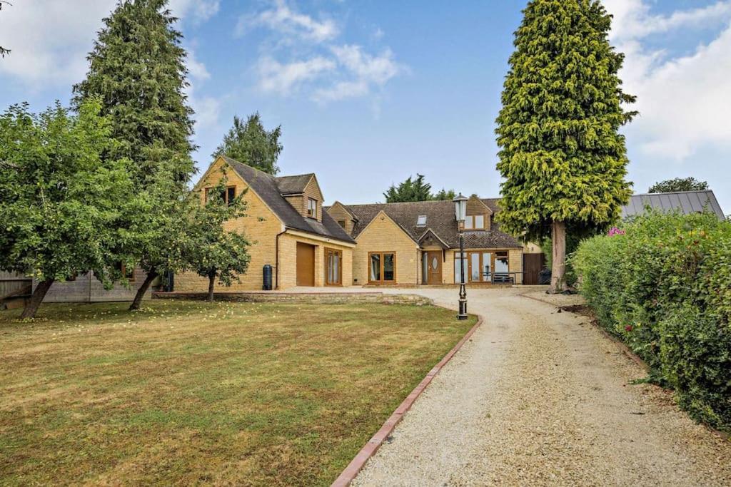 Beautiful 4-5 Bedroom Village House With Rural Views Salford  Exterior photo
