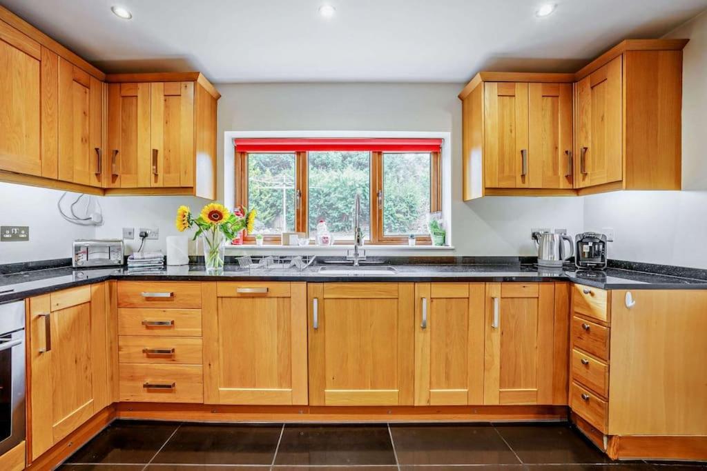 Beautiful 4-5 Bedroom Village House With Rural Views Salford  Exterior photo