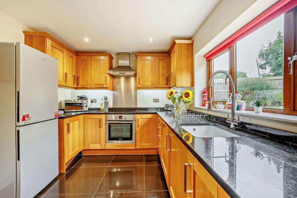 Beautiful 4-5 Bedroom Village House With Rural Views Salford  Exterior photo