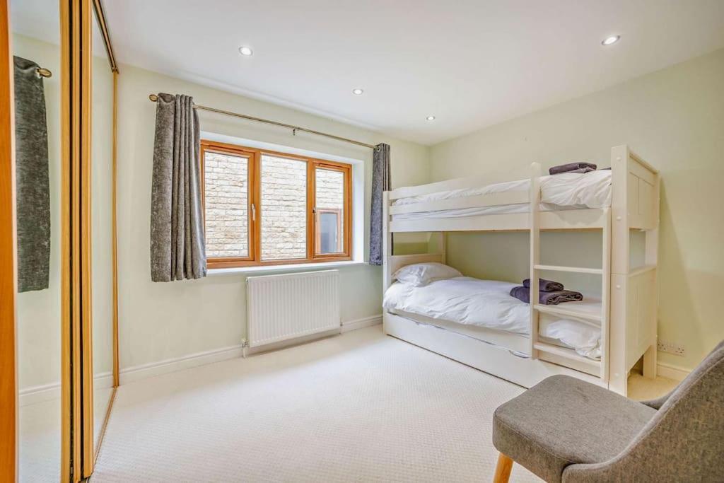 Beautiful 4-5 Bedroom Village House With Rural Views Salford  Exterior photo